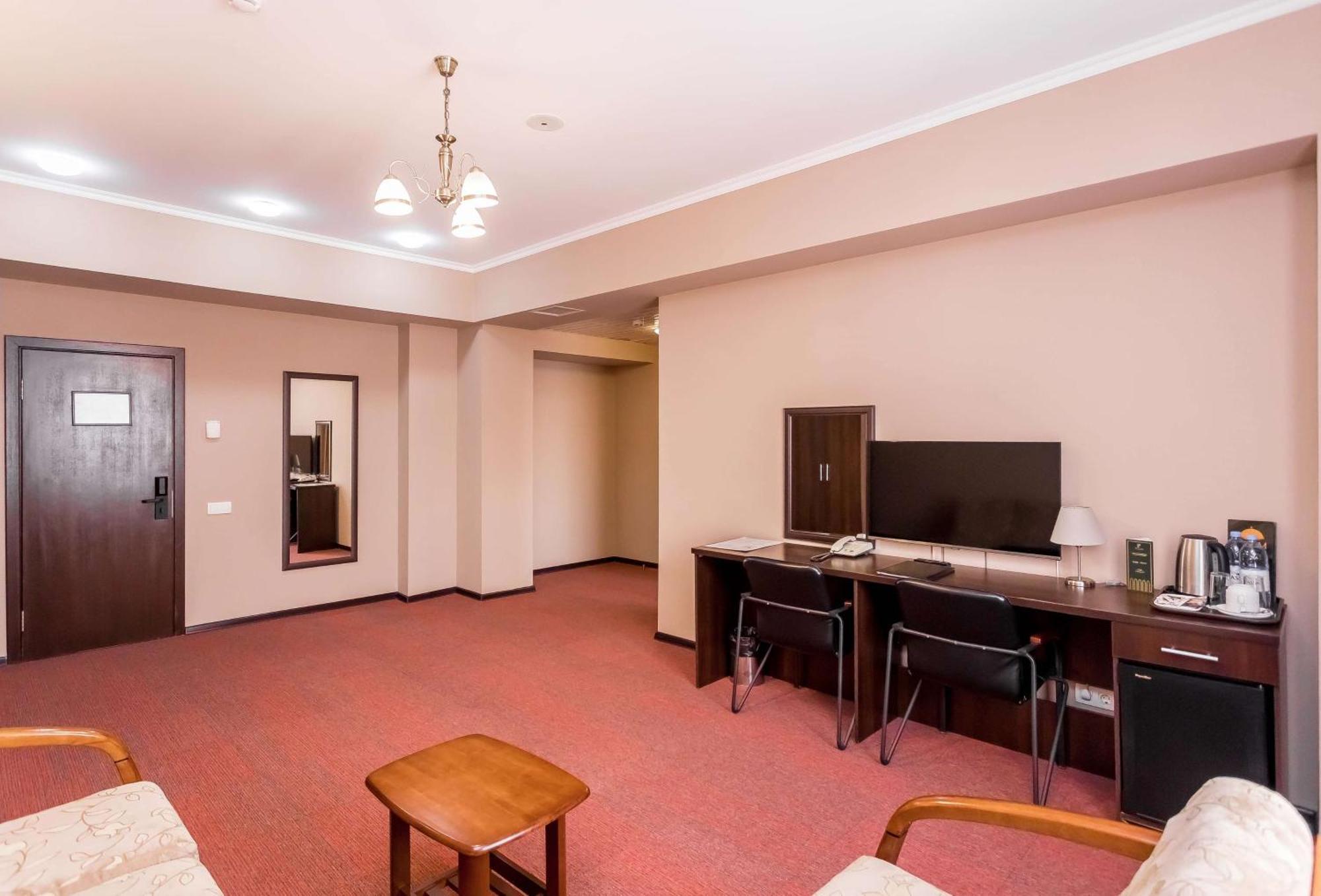 Best Western Plus Atakent Park Hotel Almaty Ngoại thất bức ảnh